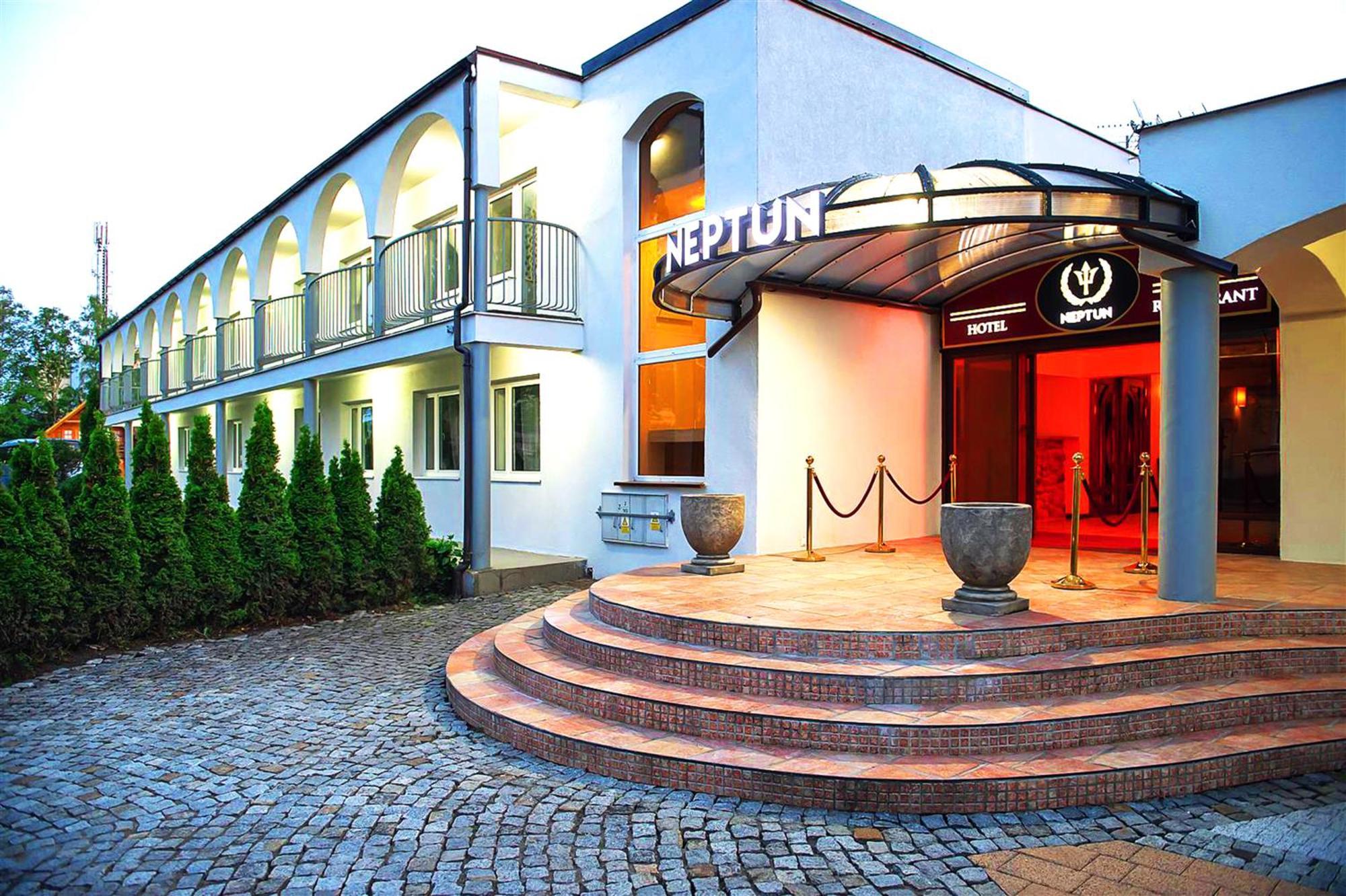 Hotel Neptun ยาสต์เชอเบีย กูรา ภายนอก รูปภาพ